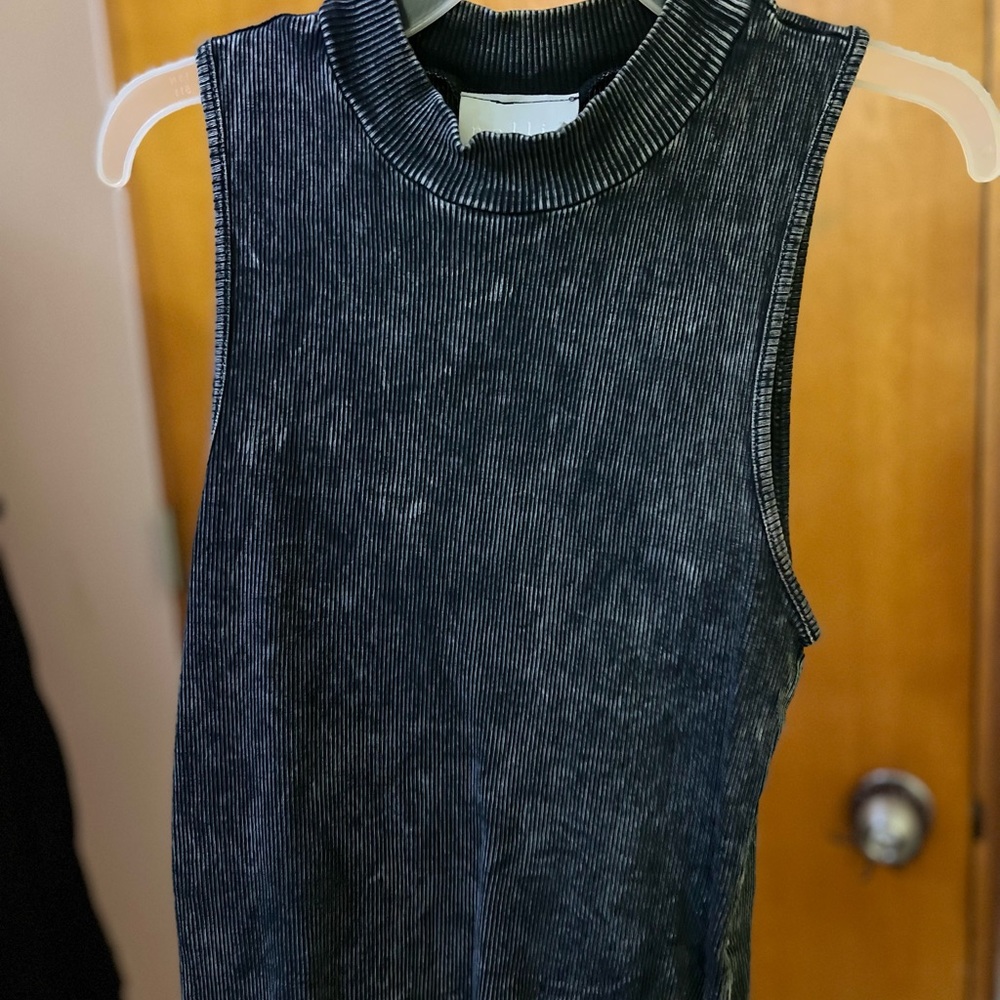 Black/gray crop top